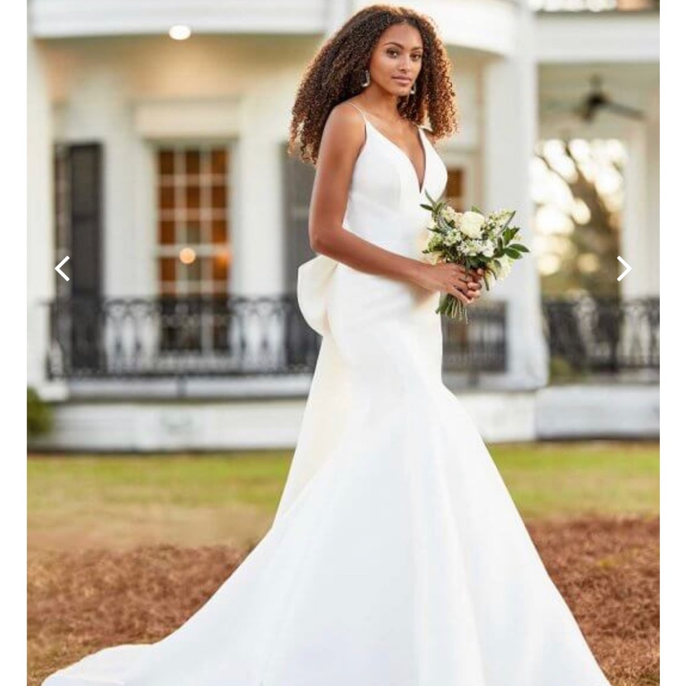 Martina Liana #1254-SZ. Sample, never worn, no alterations. Bow not included.